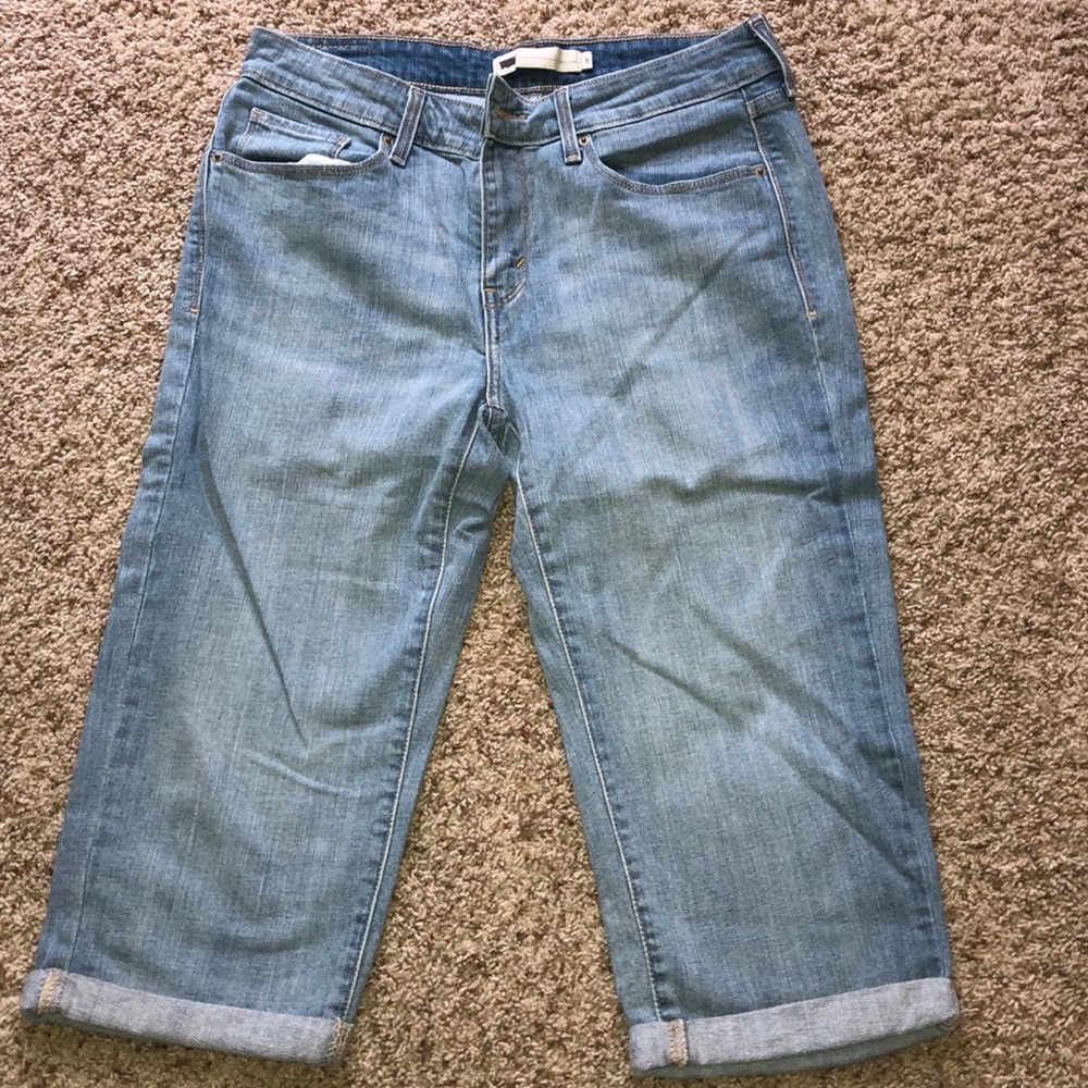 levi’s light blue wash jean capris